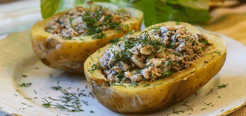 Запеченный картофель, фаршированный консервированной рыбой